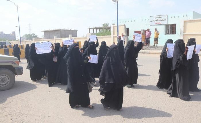 معلمات لحج يحتجن على حرمانهن من الحوافز في ظل فساد حكومي متفشي