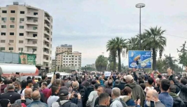 احتجاجات غاضبة في عدة مدن سورية ضد سلطات “الشرع” للمطالبة بوقف الانتهاكات