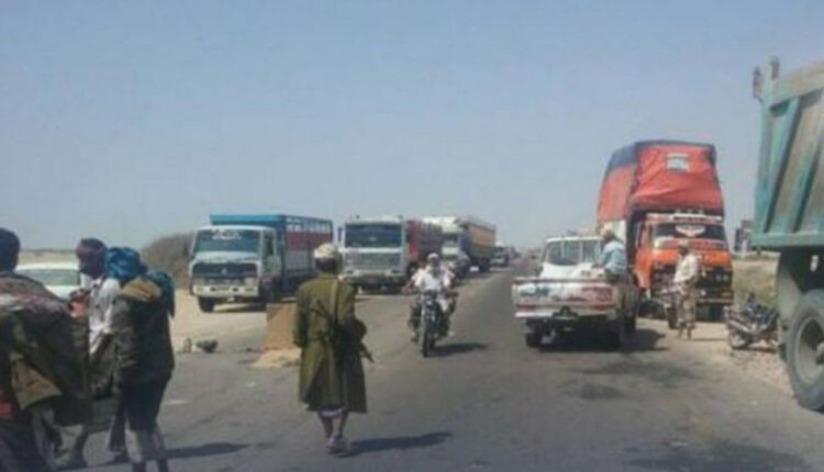 شلل في قطاع النقل بأبين بسبب احتجاز عشرات الشاحنات لليوم الرابع على التوالي