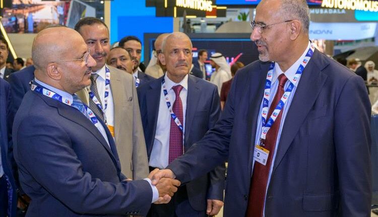  الانقسام بين أدوات الرياض وأبوظبي يتجلى من خلال صورة تجمع طارق عفاش بعيدروس الزبيدي