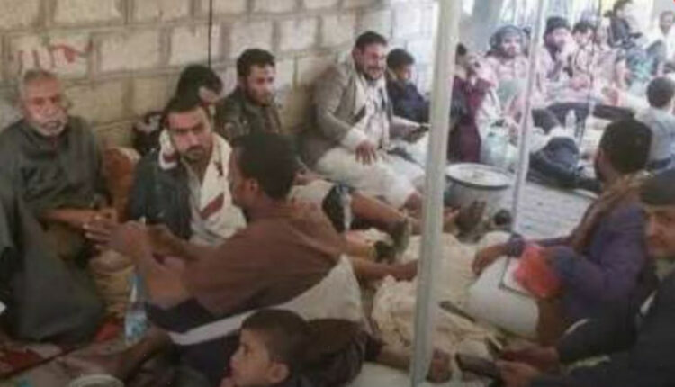 جرحى “الشرعية” في مأرب يرفضون توجيهات العرادة ويواصلون اعتصامهم