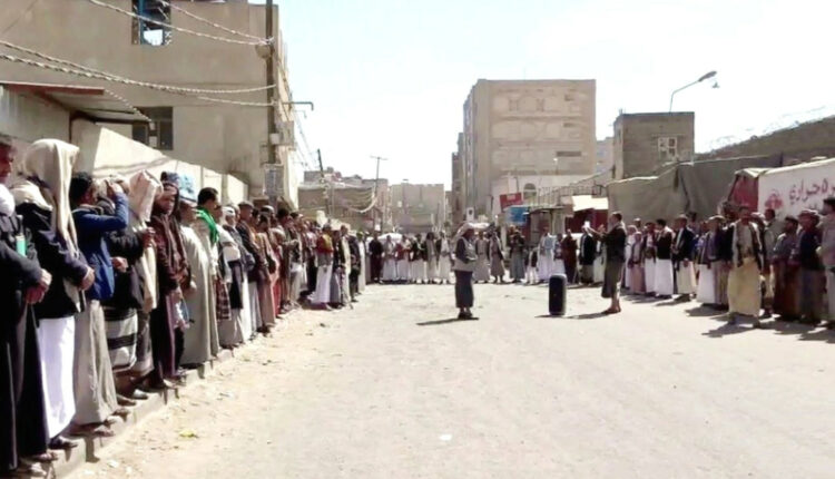 وقفات شعبية في محافظات سلطات صنعاء تؤكد ثبات الموقف المناصر لغزة واستمرار التعبئة