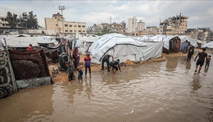 الاحتلال يتسبب عمداً في كارثة إيواء مأساوية بغزة ويمنع إدخال مستلزمات الشتاء