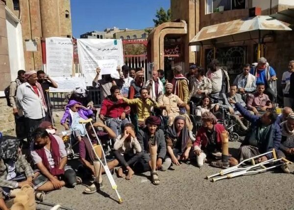 ناشطو الانتقالي يتهمون الإصلاح بتسييس “احتجاجات الجرحى” للاستحواذ على الإيرادات