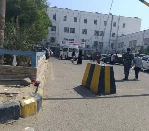 أسرة يمنية في عدن تناشد المساعدة لإنقاذ حياة ابنها بعد سقوطه من الدور الثالث