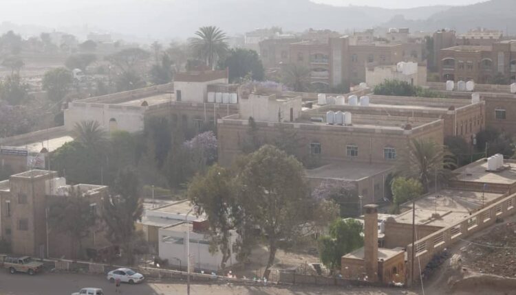 مسلحون موالون للتحالف يقتحمون مستشفى حكومي في تعز ويعتقلون طبيباً