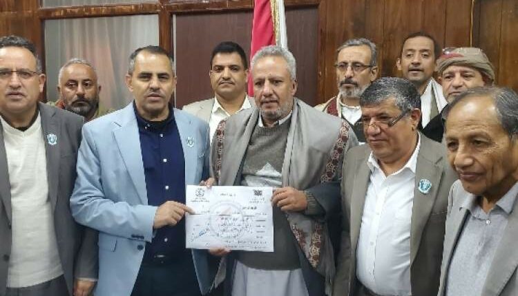 قيادة جامعة 21 سبتمبر تسلم 14 إقرارا بالذمة المالية لهيئة مكافحة الفساد في صنعاء