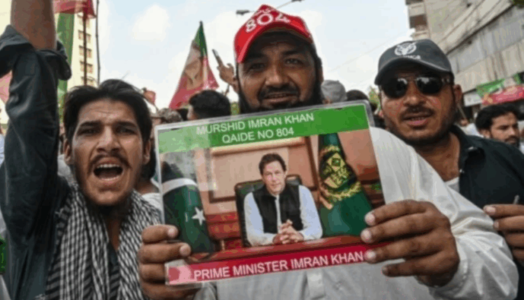 السجن 17 عامًا لعمران خان وزوجته في قضية هدايا الدولة