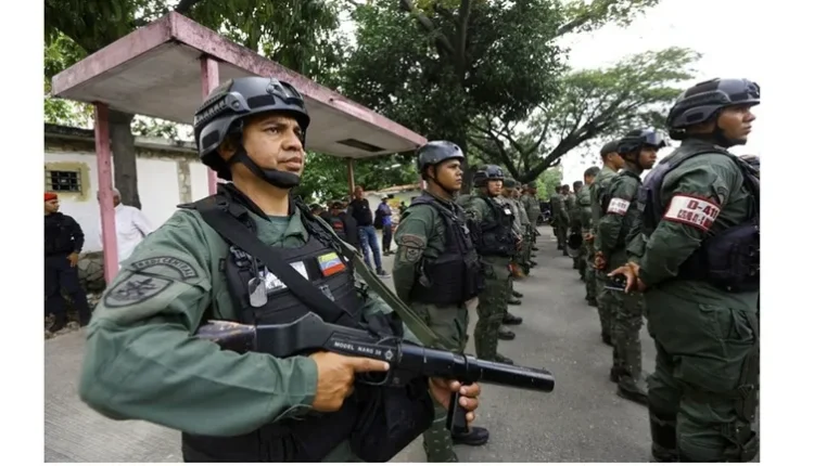 فنزويلا تحشد آلاف الجنود لمواجهة التصعيد الأمريكي في الكاريبي