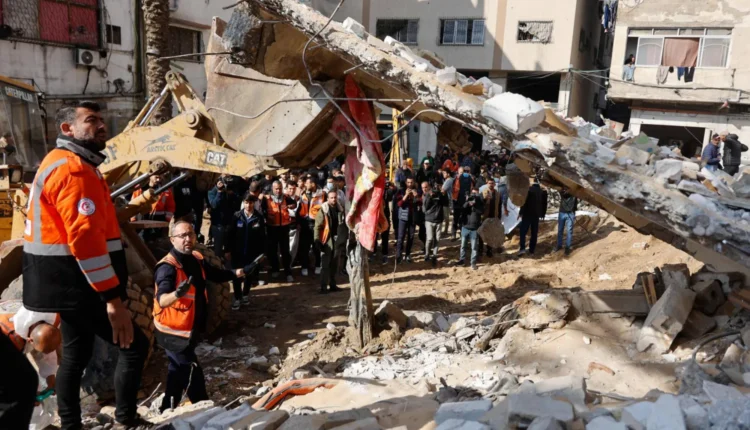 الدفاع المدني بغزة ينتشل 30 جثمانا من عائلة “سالم” بعد قصف إسرائيلي لمنازلهم