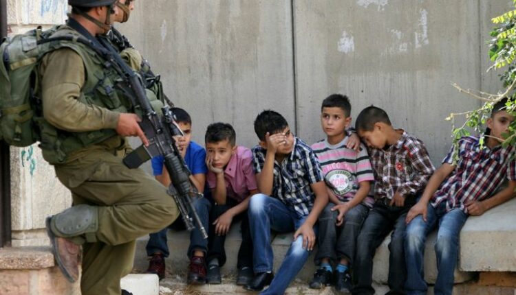 مكتب إعلام الأسرى: 275 طفلاً في سجون الاحتلال ومعدلات الاعتقال ترتفع بشكل قياسي