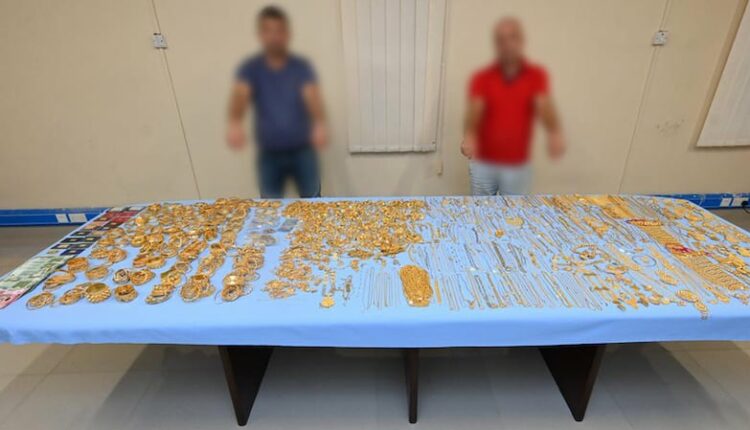 شرطة عمان تلقي القبض على سائحين أوروبيين سرقا مجواهرات تقدر بأكثر من مليوني دولار