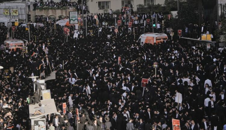 مصادر عبرية: إصابة 10 من شرطة الاحتلال باشتباكات مع متظاهرين حريديم بالقدس