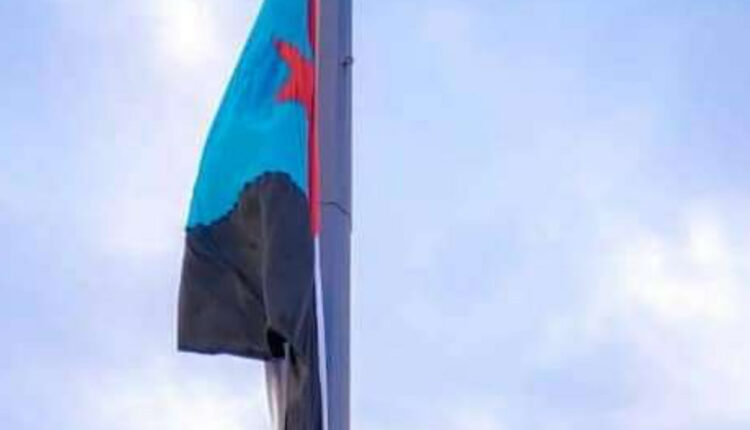 عاجل| رفع أعلام الانتقالي في المنطقة العسكرية الثانية والمؤسسات الحكومية وترقب لإعلان الزبيدي للإنفصال