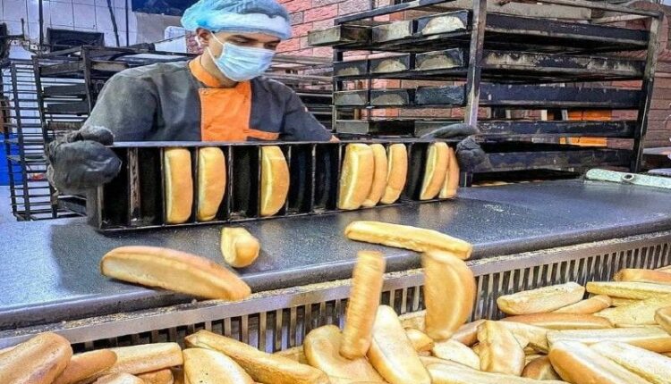 عدن تواجه أزمة خبز وغذاء..  المخابز تغلق أبوابها والأسر تقسم الزيت بالملليلتر