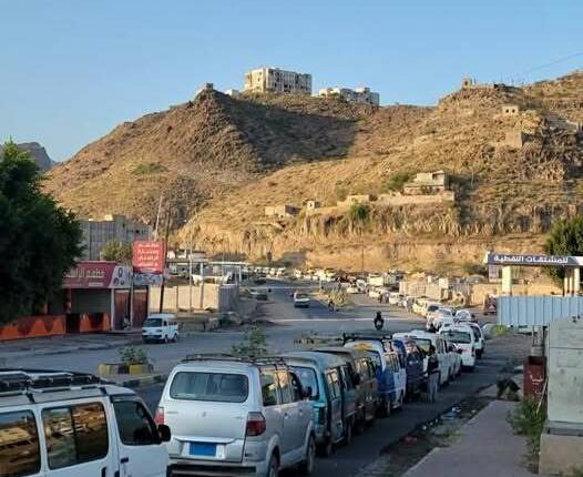 أزمة غاز خانقة تضرب تعز.. طوابير تمتد لكيلومترات ومواطنون يشكون تكرار الانقطاع