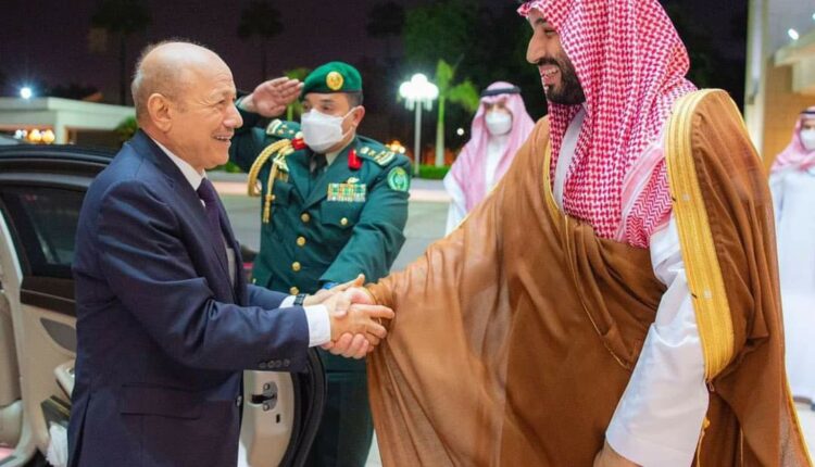 تحرك سعودي لحل “الرئاسي” وتركيز السلطة بيد العليمي منفرداً