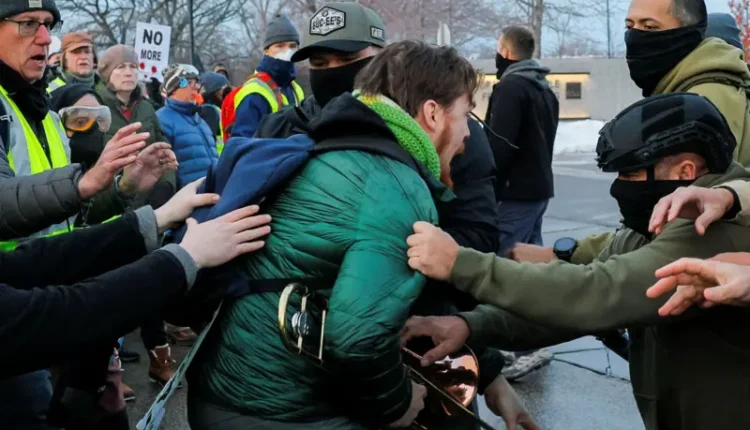 تظاهرات تجتاح المدن الأمريكية بعد مقتل امرأة على يد قوات الهجرة