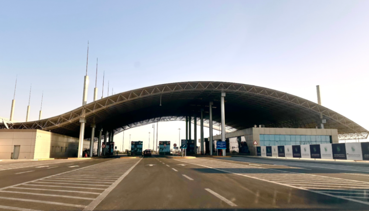 السعودية تلمّح إلى إغلاق المنفذ البري الرئيسي مع الإمارات