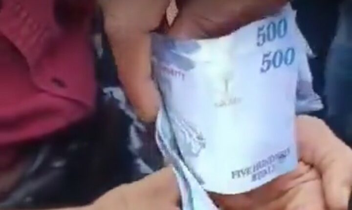 مشهد غير مسبوق في عدن… متظاهرون يحرقون نقود سعودية أمام عدسات الكاميرات