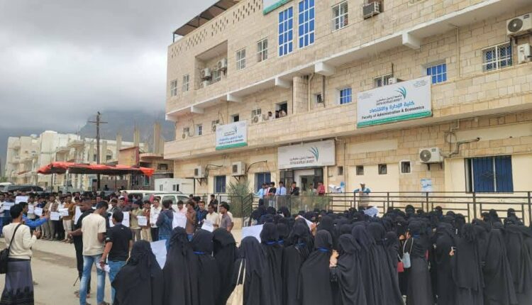 الإمارات تفرض عقاب جماعي على طلاب سقطرى