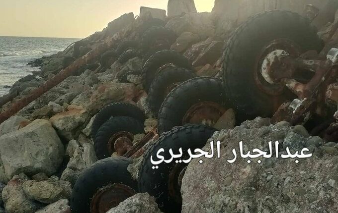 صور صادمة تُظهر آليات عسكرية مدفونة في سواحل المكلا