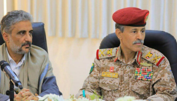 أول ظهور لوزير دفاع صنعاء في مجلس الوزراء منذ استهداف الحكومة