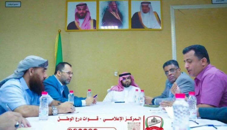 صورة خلف المسؤول السعودي على عدن تثير سخطا شعبيا كبيرا