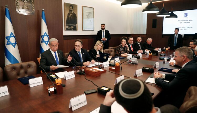 انقسام حاد داخل حكومة نتنياهو.. مشادة عنيفة بين وزيرين وطردهما من الاجتماع