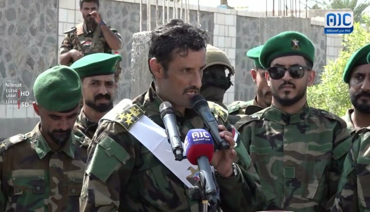 قائد الحزام الأمني خارج عدن… ماذا يجري في الكواليس؟