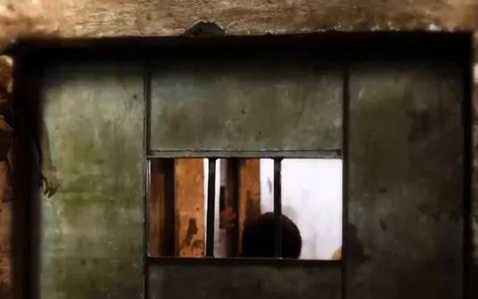 توثيق مصور يكشف منشآت احتجاز إماراتية تحت الأرض جنوبي اليمن