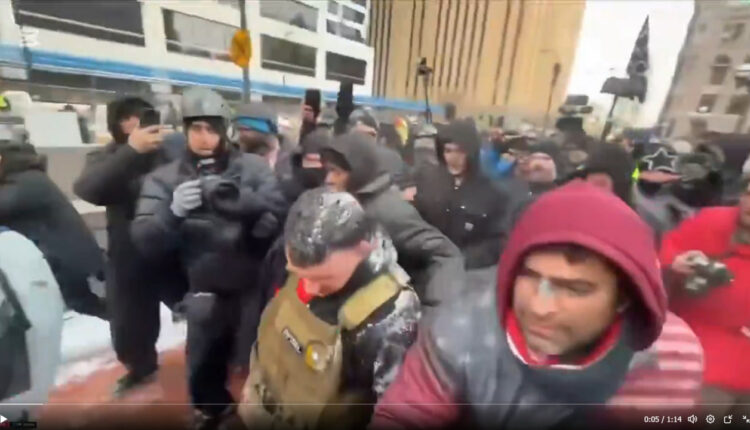 أحرق القرآن.. متطرف أمريكي يتعرض لضرب مبرح في ولاية مينيسوتا