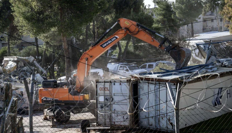 إدانات فلسطينية وأممية لهدم مقر “أونروا” في القدس المحتلة