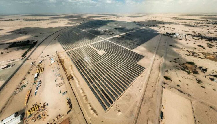 الإمارات تُطفئ محطات الطاقة الشمسية في عدن وشبوة وتُعرّي زيف مشاريعها التنموية