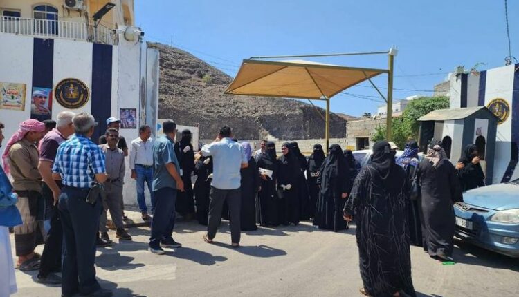 أمانة المجلس الانتقالي تدعو القيادات العسكرية للتصدي لمنع موظفيها من دخول مقرهم في عدن