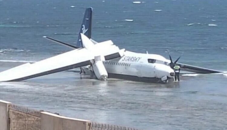 هبوط طائرة صومالية على الشاطئ ونجاة 55 شخصا بأعجوبة (صور)