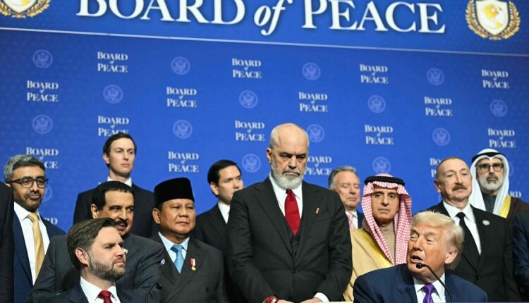 ترامب يسخر من ملك البحرين في اجتماع مجلس “السلام”