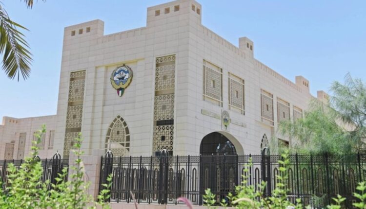 على الرغم من تعرضها لضربات إيرانية..الكويت تدين العدوان الإسرائيلي الأمريكي على إيران