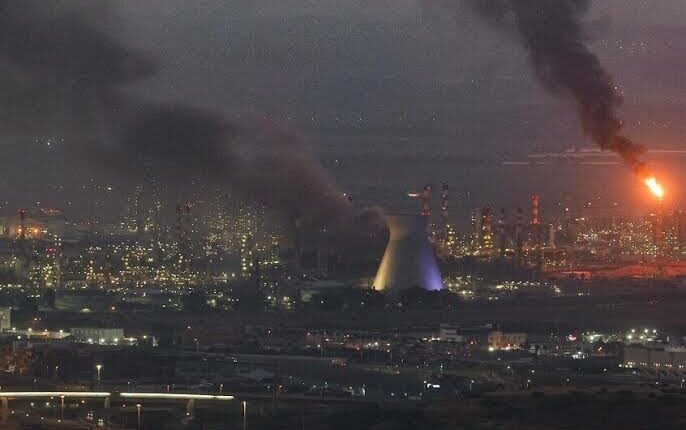 ضربة اقتصادية قاسية.. أسهم “بازان” تنخفض بعد استهداف مصفاة حيفا للمرة الثانية