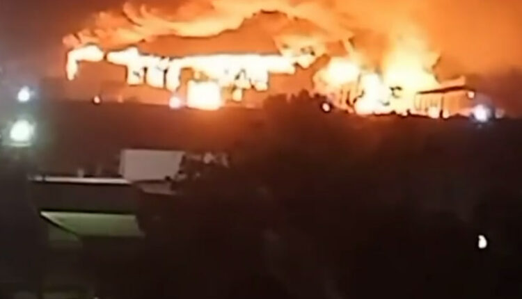 حريق هائل يلتهم شركة أمريكية في البصرة.. مقاطع فيديو
