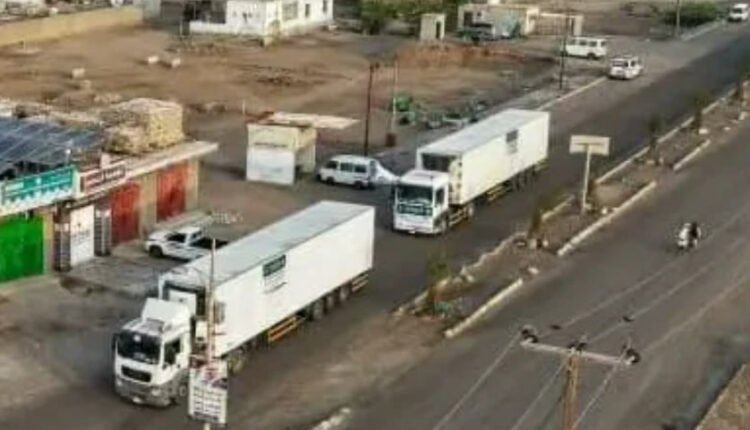 سلطات الإصلاح في تعز تنهب المساعدات الإغاثية وتتجر بها في السوق السوداء