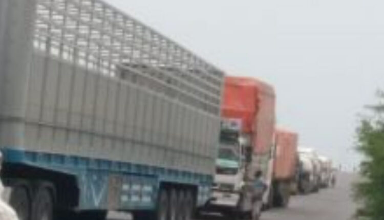 قطع الطريق الدولي عدن – حضرموت والانتقالي يمهل الحكومة 48 ساعة