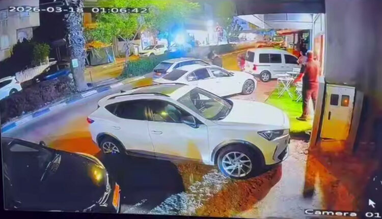 على بعد امتار .. كاميرا مراقبة توثق لحظة وصول شظية صاروخ إيراني وحجم الدمار