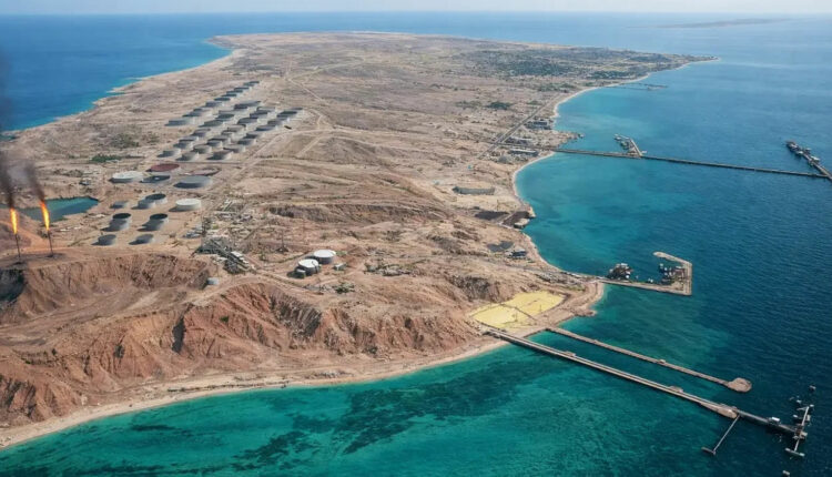 إيران تحذر من رد قاسٍ إذا استُهدفت منشآت جزيرة خارك النفطية