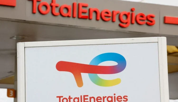 توتال إنيرجيز تعلن فقدان 15% من إنتاجها والنفط يتجاوز 100 دولار