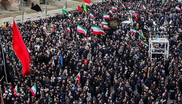 اصطفاف شعبي هائل خلف القيادة الإيرانية.. تظاهرات في طهران وتجاوز 22 مليوناً في حملة الدفاع