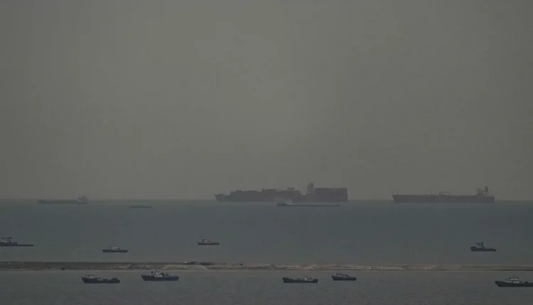 سفن مرتبطة بإيران تتحدى الحصار الأمريكي وتعبر مضيق هرمز