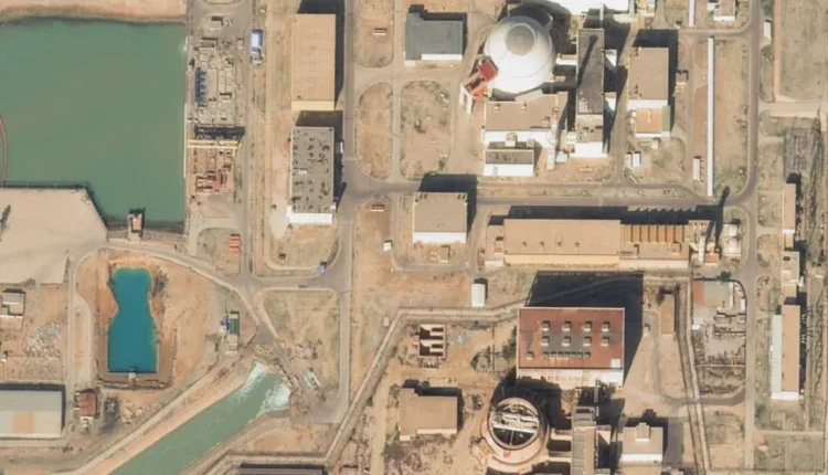 حشود من الشعب الإيراني تتجمع قرب محطة بوشهر النووية لحمايتها من العدوان