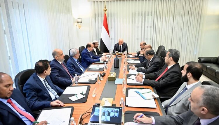 تقرير لرويترز: تفكك كبير في مجلس العليمي والعرادة يرفض التوريد لبنك عدن المركزي