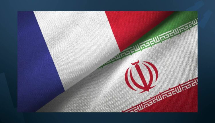 تقارب دبلوماسي بين طهران وباريس.. صفقة تبادل محتجزين وتسهيلات ملاحية في مضيق هرمز